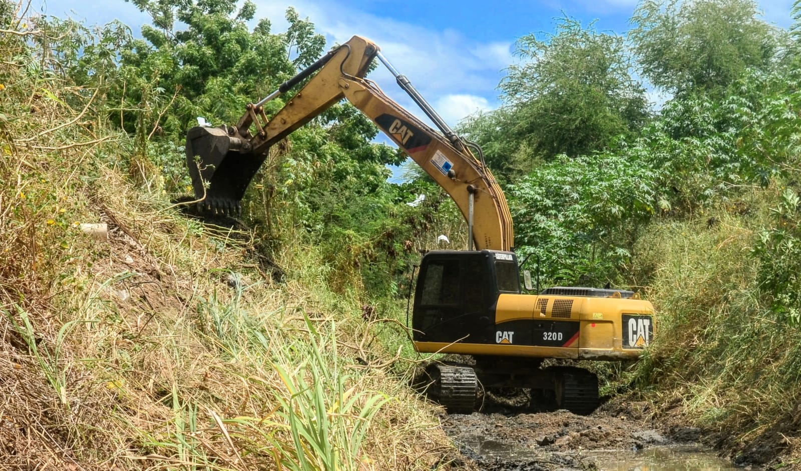 Prefeitura realiza limpeza do canal Sal Pinto por meio do programa “Mossoró Limpa”