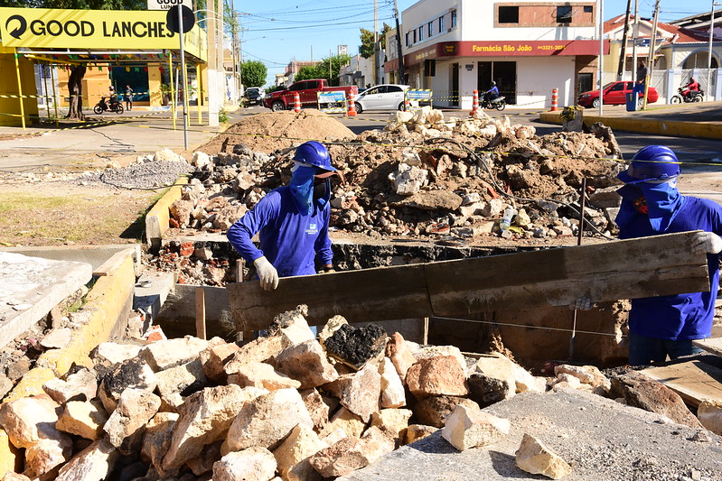 Prefeitura trabalha com obras de drenagem na Felipe Camarão com Rio Branco