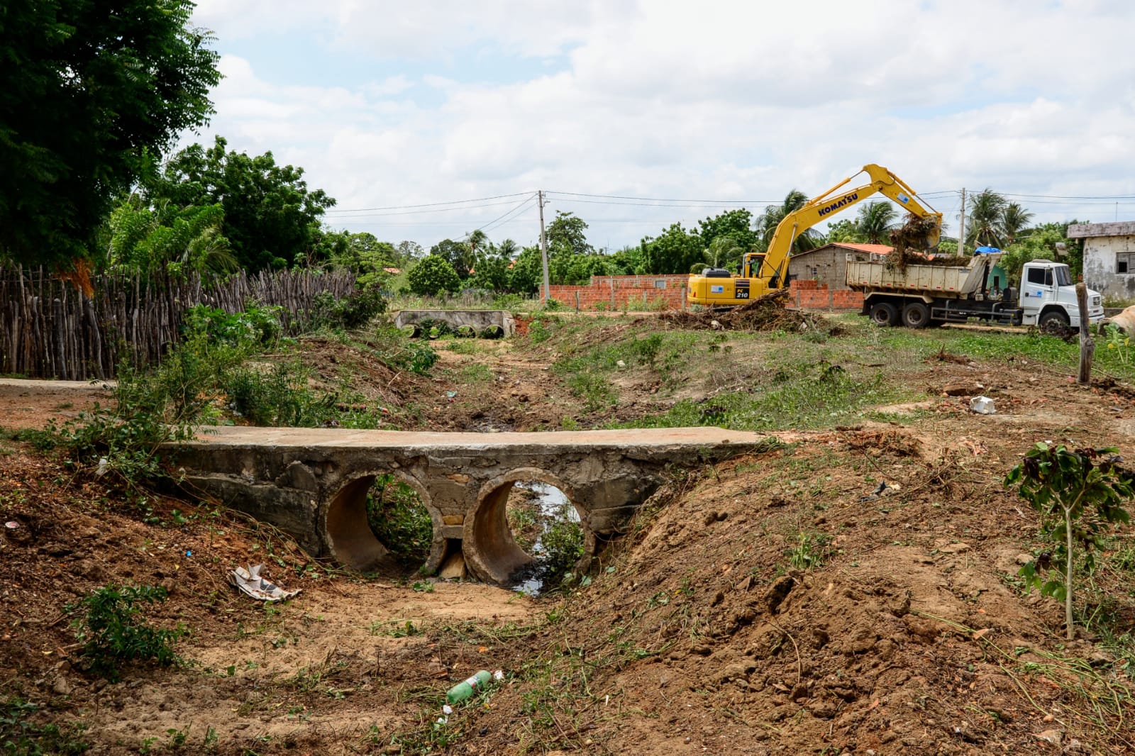 Prefeitura realiza limpeza no canal da comunidade Passagem de Pedra