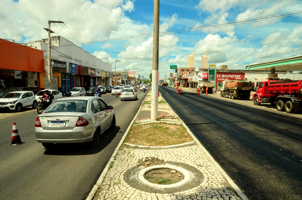 Capeamento asfáltico na avenida Presidente Dutra segue progredindo