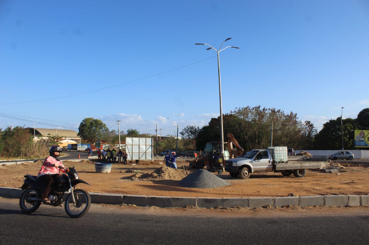 Serviços de readequação do canteiro central do acesso ao Santa Delmira avançam