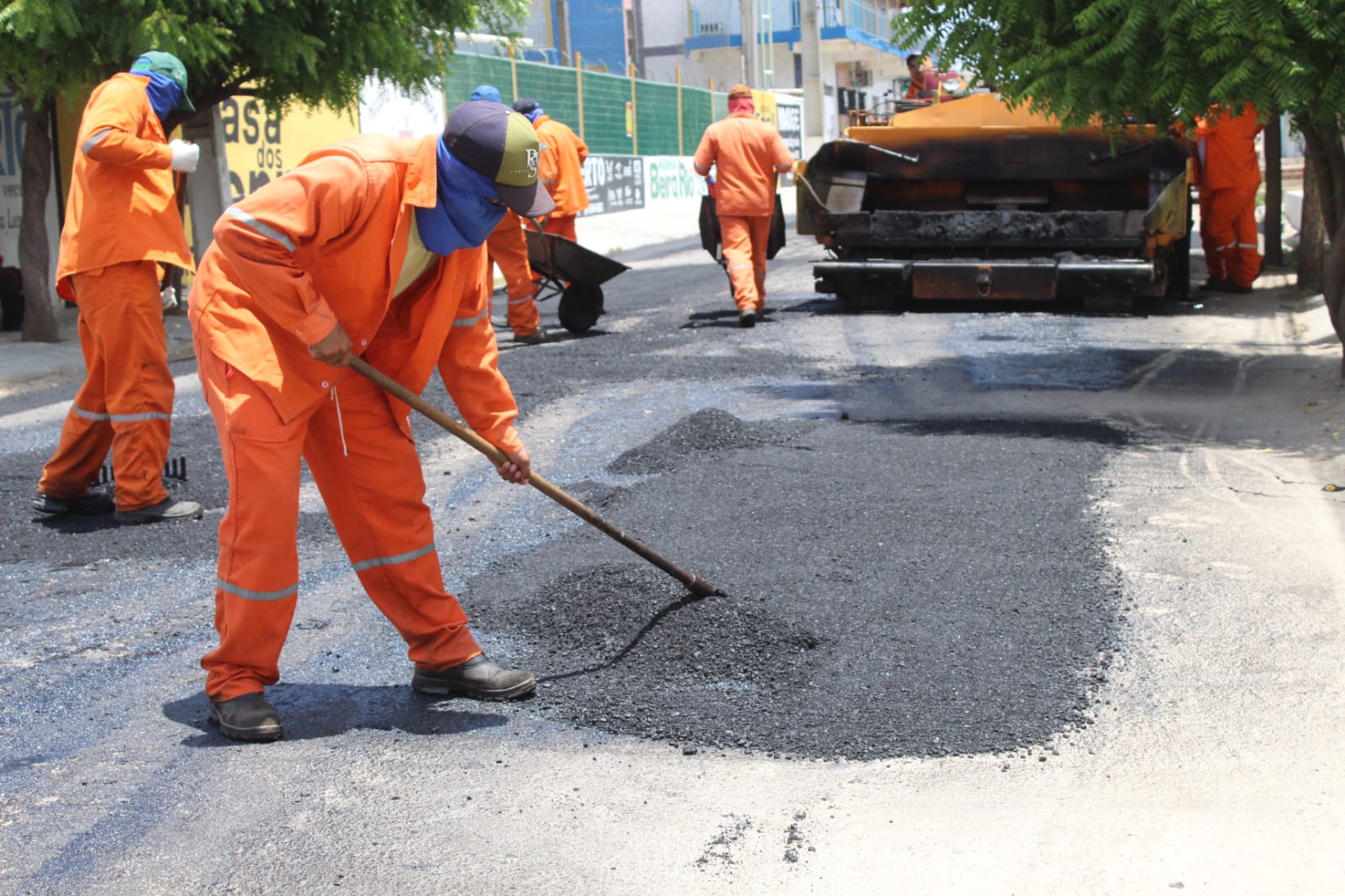 “Asfalto no Bairro”: Rua Seis de Janeiro recebe investimentos em infraestrutura viária