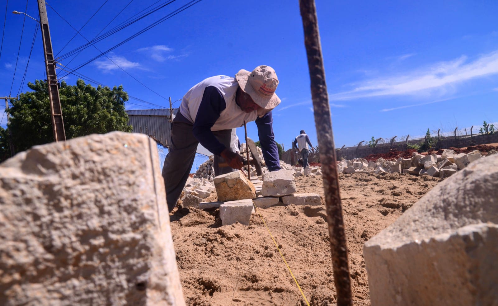 Obras do “Mais Calçamento” seguem em progresso no bairro Aeroporto 2