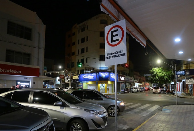 Departamento de Trânsito orienta condutores sobre embarque e desembarque no centro da cidade