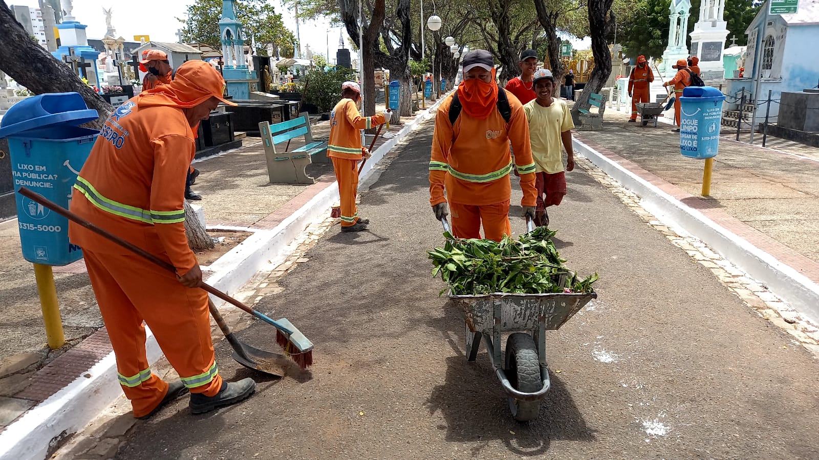 Serviços de limpeza nos cemitérios continuam após o Dia de Finados