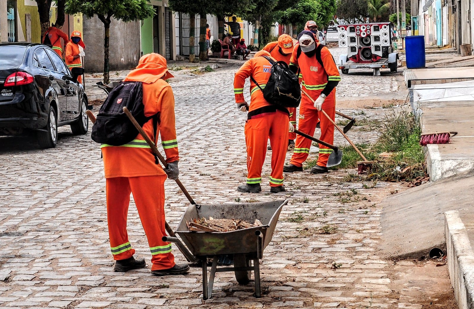 Bairro Liberdade recebe mutirão de limpeza urbana