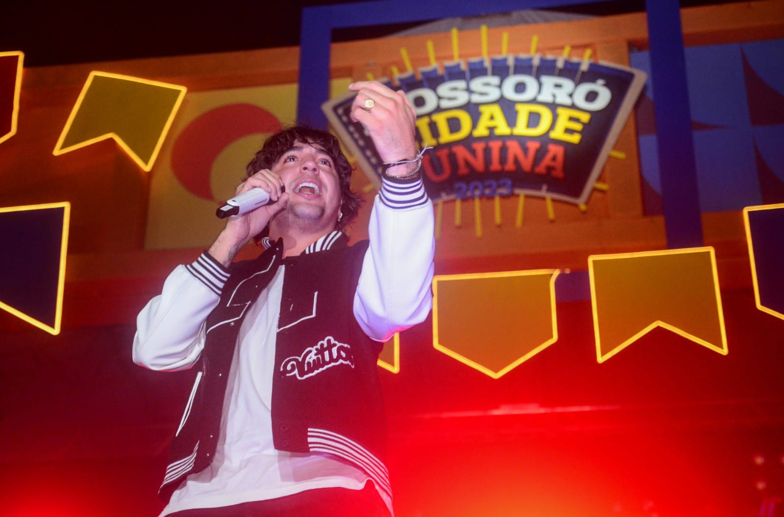 Estação das Artes lota em noite de shows de Guilherme Ferri, Desejo de Menina e Nattan