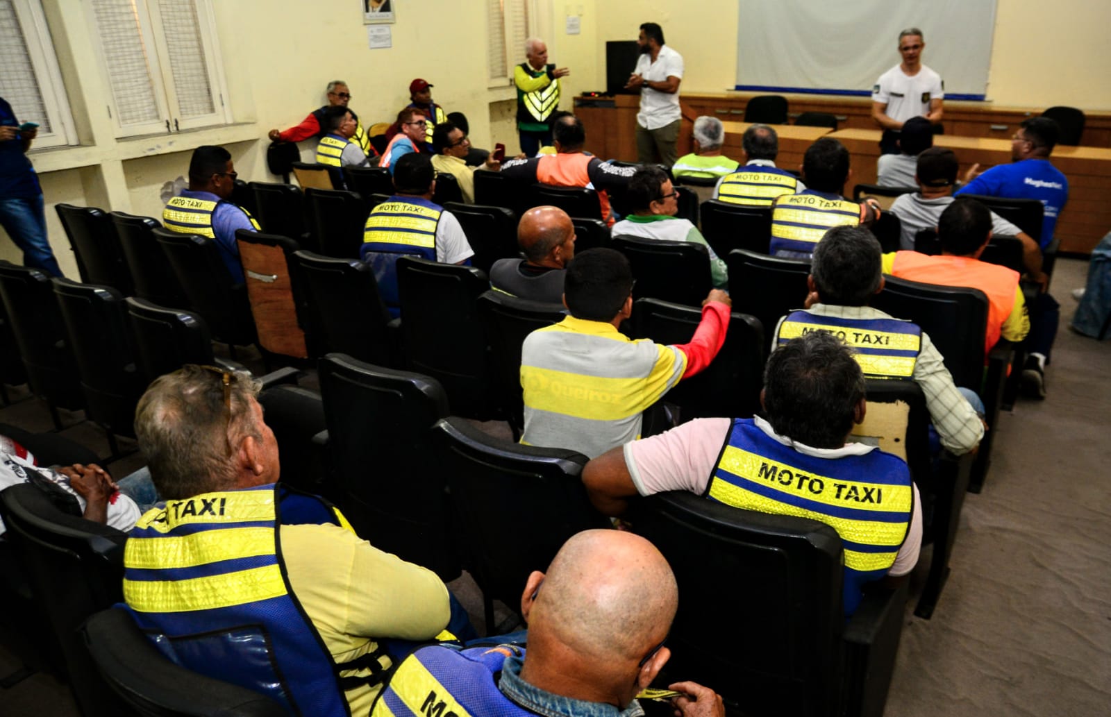 Prefeitura se reúne com mototaxistas para dialogar sobre melhorias