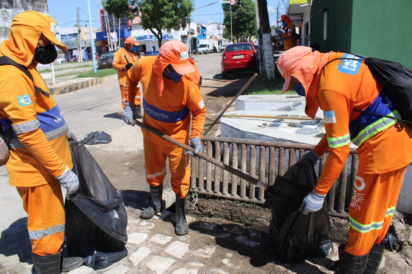 Prefeitura fortalece limpeza de bocas de lobo em vários pontos da cidade