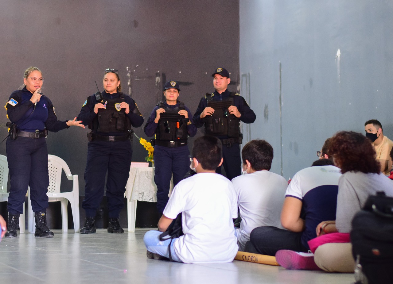 Campanha de enfrentamento à violência contra a mulher leva orientações a estudantes do bairro Liberdade