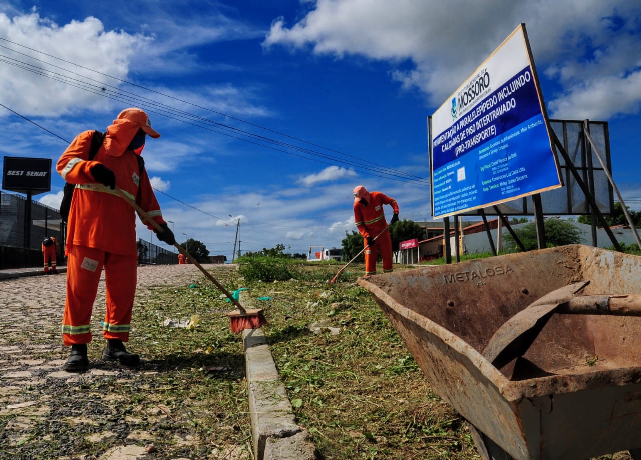 Conjunto 30 de Setembro recebe serviços de limpeza urbana