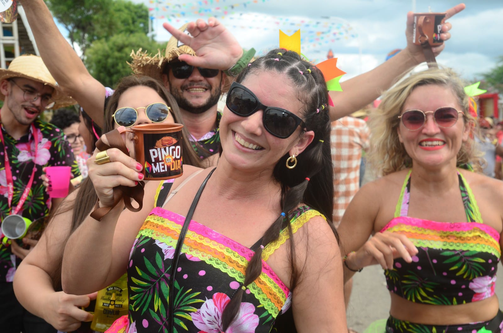 Turistas de diversos pontos do país celebram "Pingo da Mei Dia"