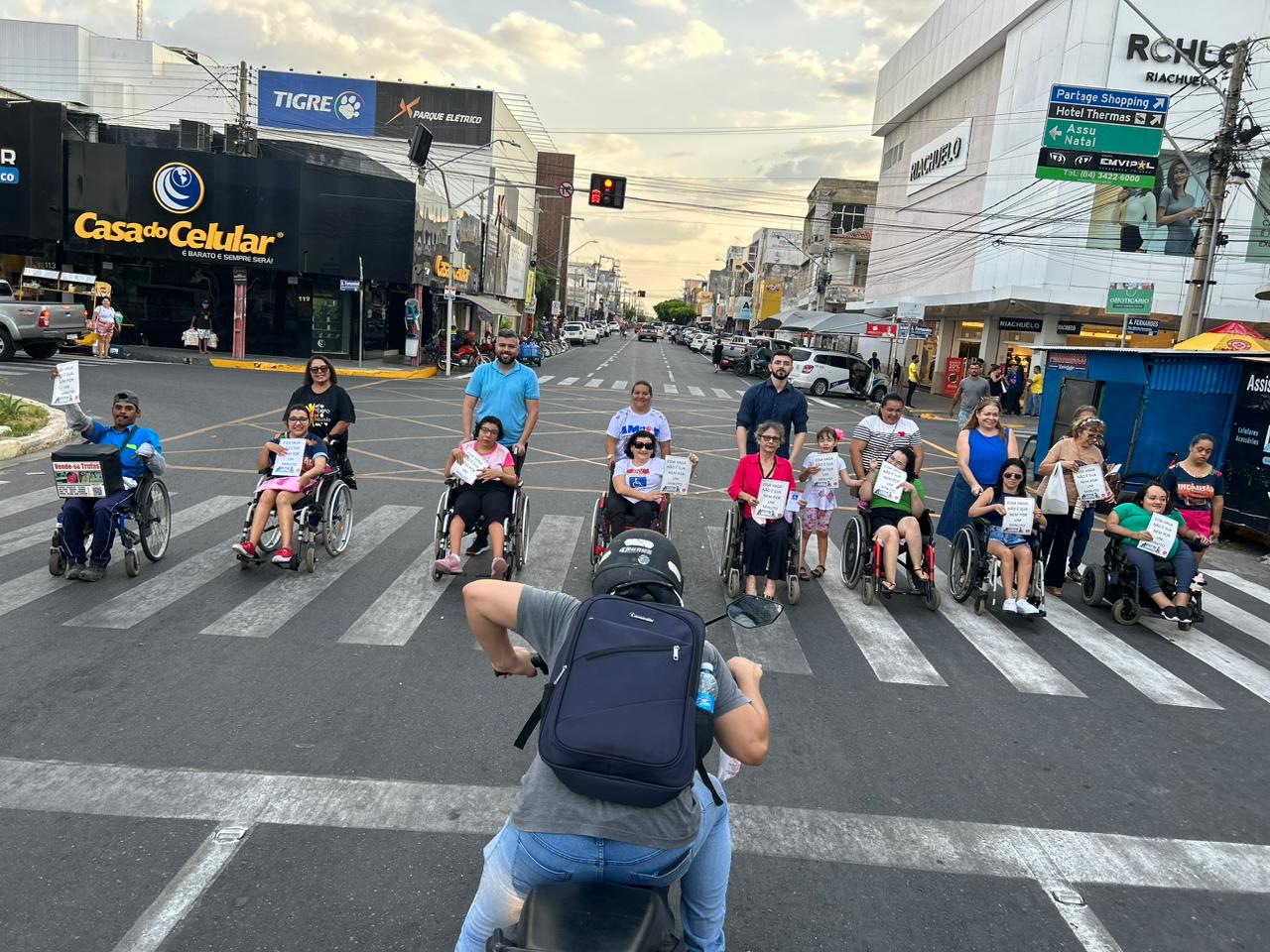 Ação conscientiza sobre respeito às vagas de estacionamento para pessoas com deficiência em Mossoró