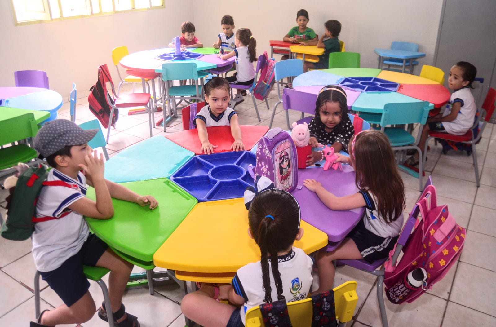 ‘É com muita alegria que recebemos os alunos para mais um dia de ensinamentos’, diz professora da UEI Dulce Escóssia