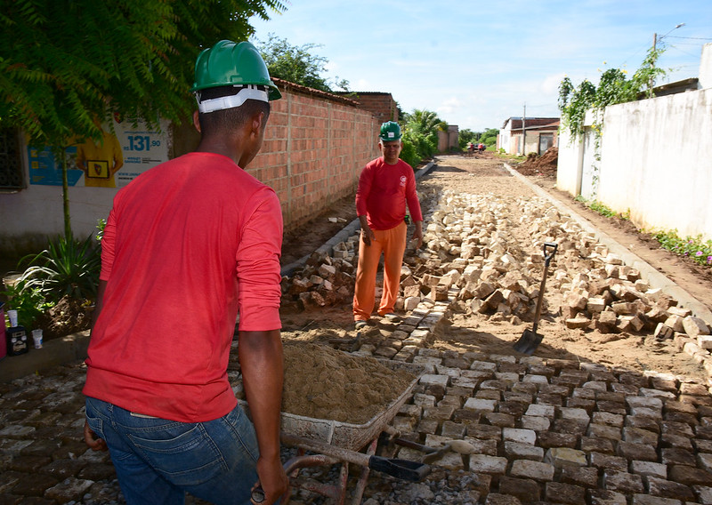 Moradores do Santa Helena comemoram obras de pavimentação de ruas