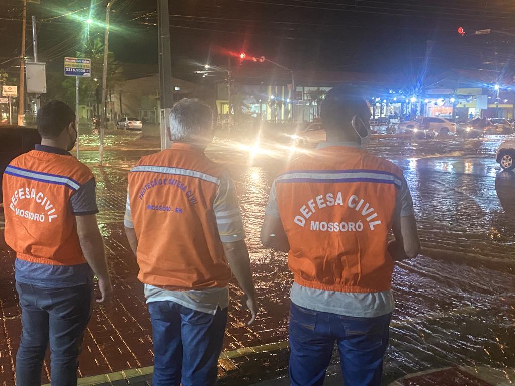 Defesa Civil monitora pontos críticos durante forte chuva em Mossoró