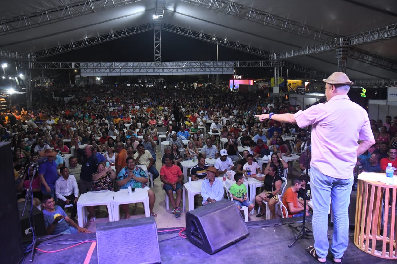 Humorista Zé Lezin leva grande público para apresentação na Festa do Bode