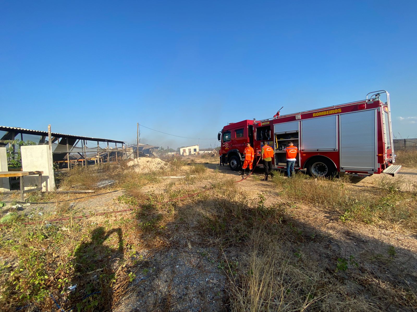 Corpo de Bombeiros combate incêndio com auxílio de caminhões-pipa da Prefeitura de Mossoró