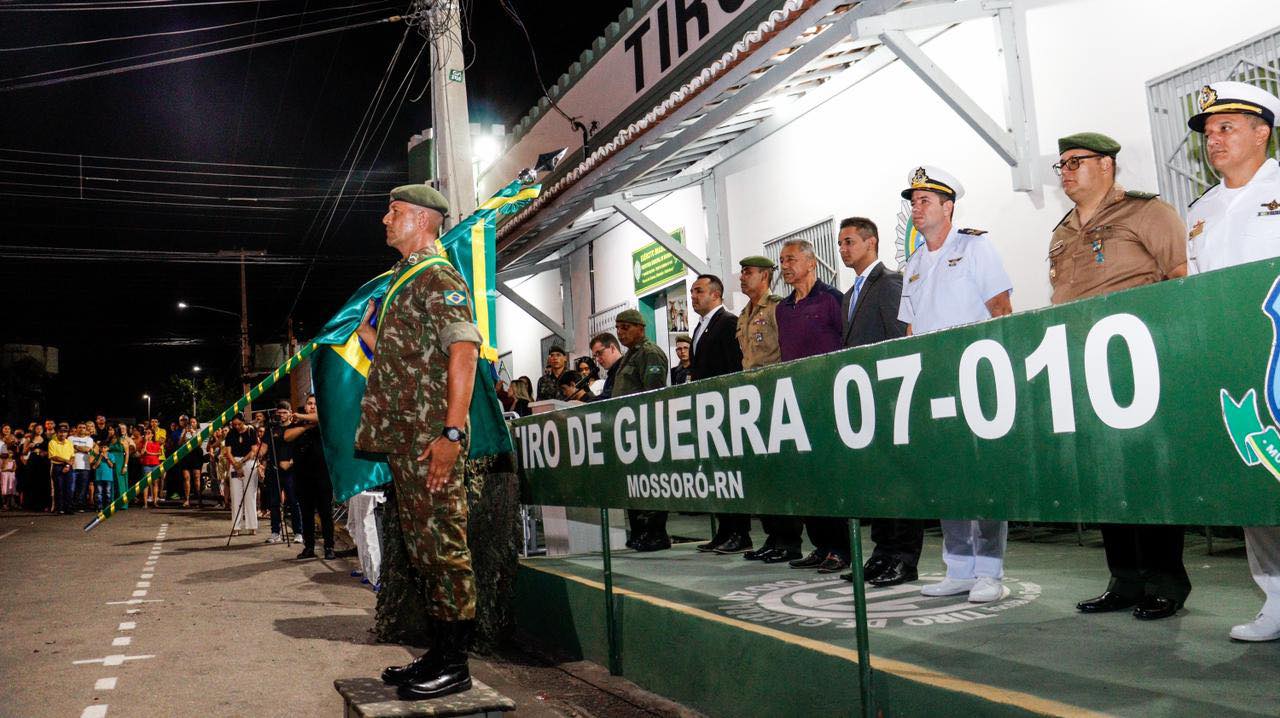 Prefeito de Mossoró prestigia Formatura de Encerramento da Turma de Atiradores do Tiro de Guerra 