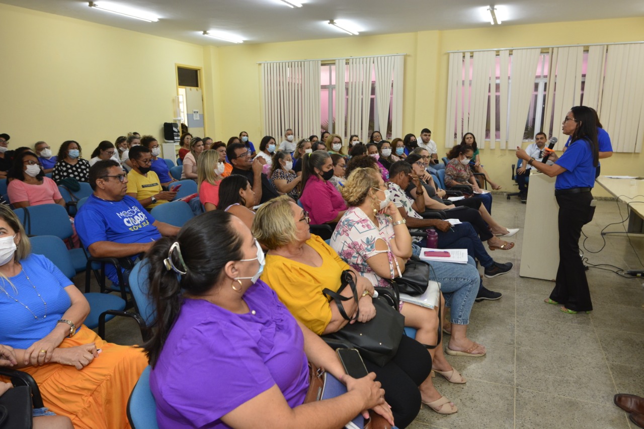 Secretaria de Educação de Mossoró debate calendário de matrículas com equipes de escolas e UEIs