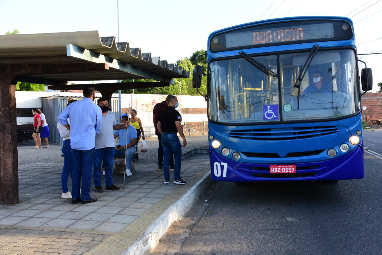 Moradores comemoram a chegada de ônibus no bairro Aeroporto