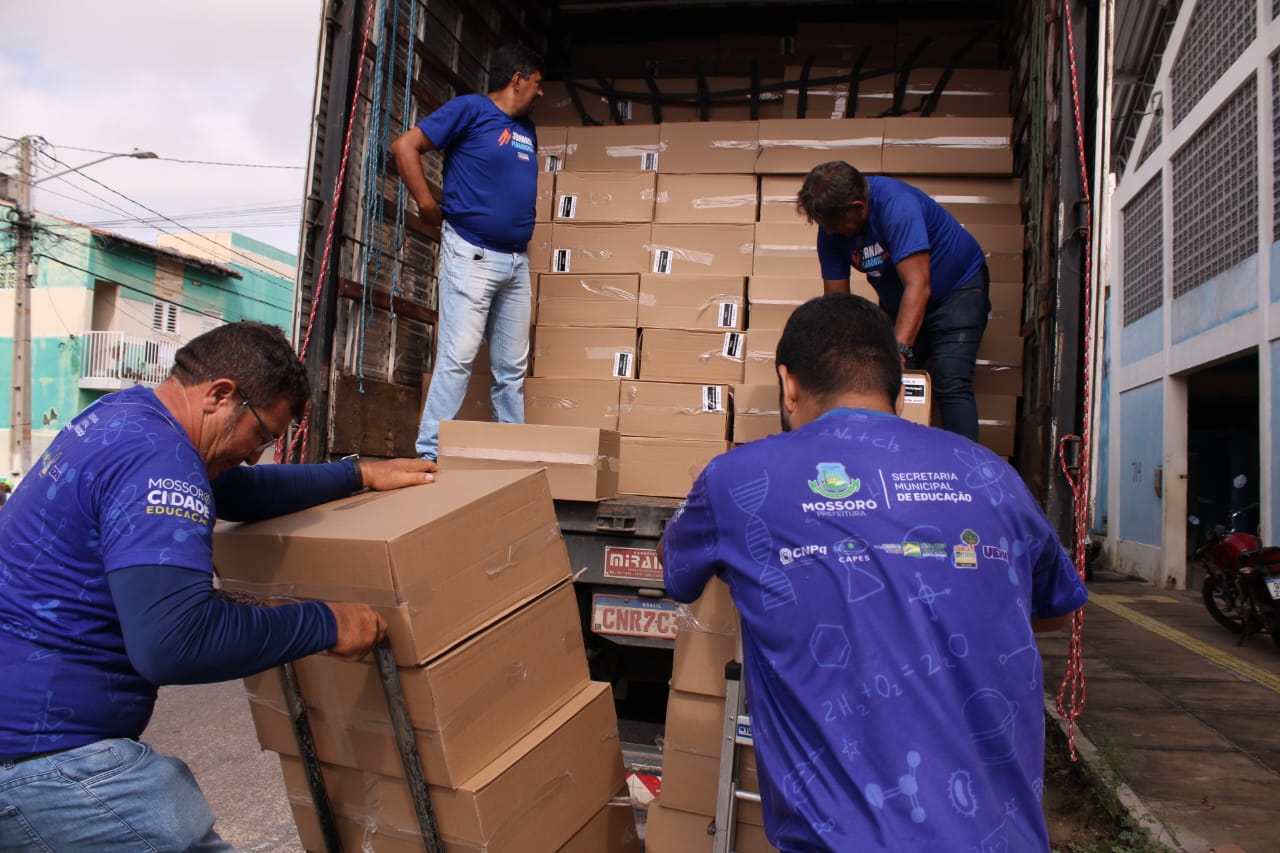 Prefeitura segue recebendo kits escolares, mochilas e fardamentos para início do ano letivo