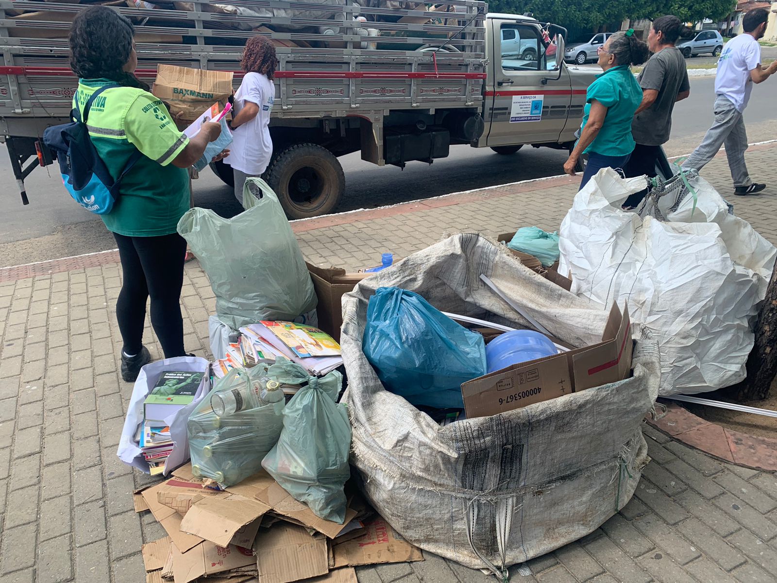 Drive thru de recicláveis é realizado no bairro Santo Antônio