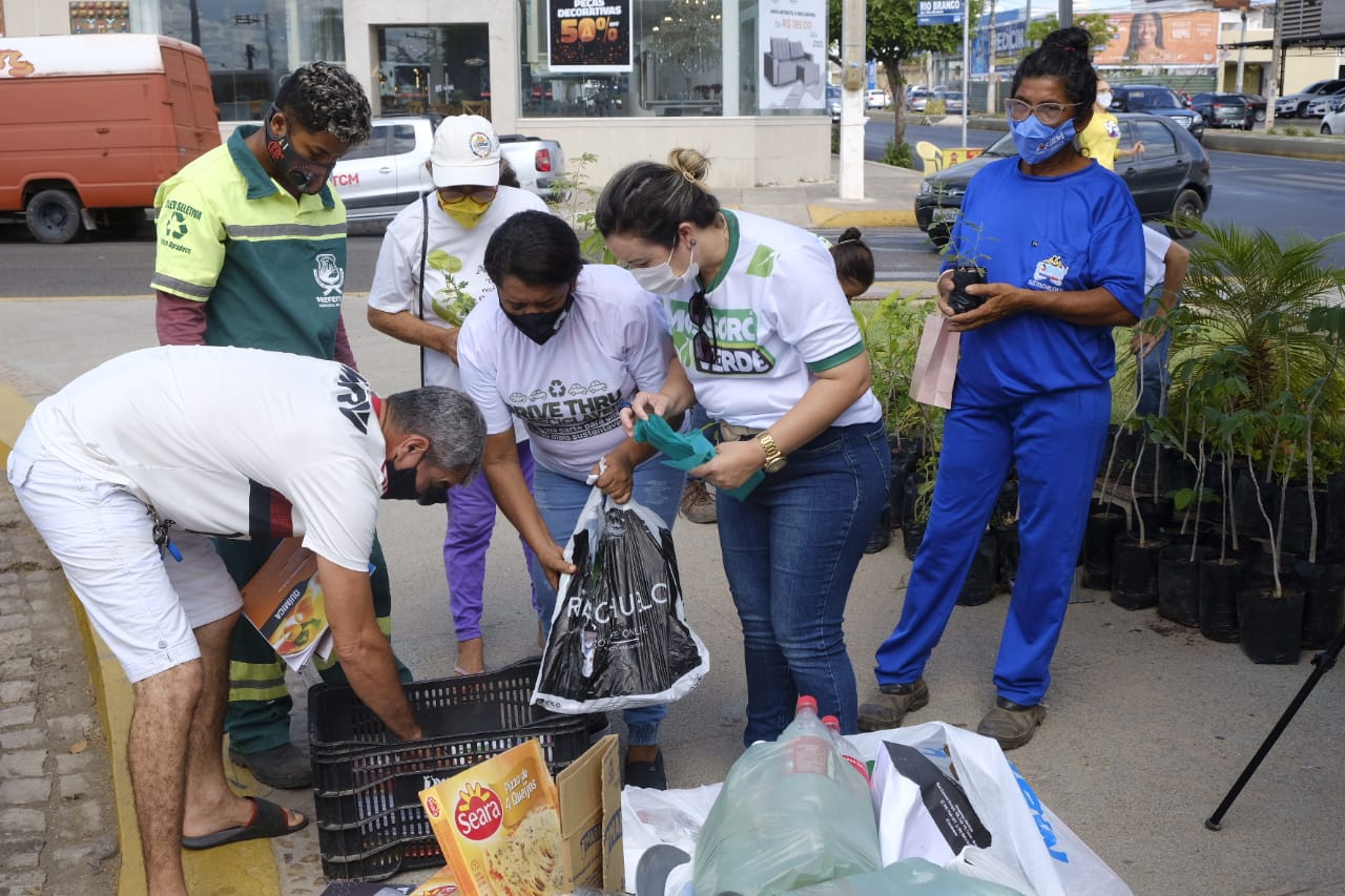 Drive thru de recicláveis mobiliza população em prol do meio ambiente