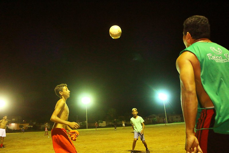 Prefeitura de Mossoró inicia instalação de iluminação em campos de futebol da zona rural