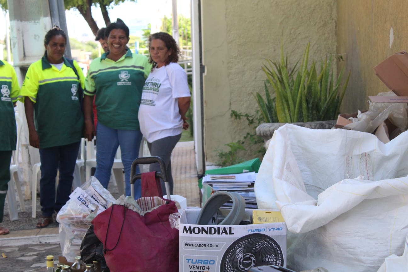 Prefeitura promove drive thru de recicláveis no bairro Alto de São Manoel