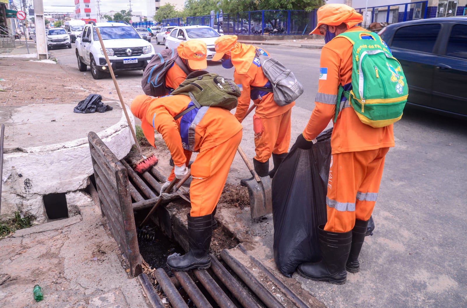 Prefeitura intensifica limpeza de bueiros e galerias garantindo eficiência da rede de drenagem