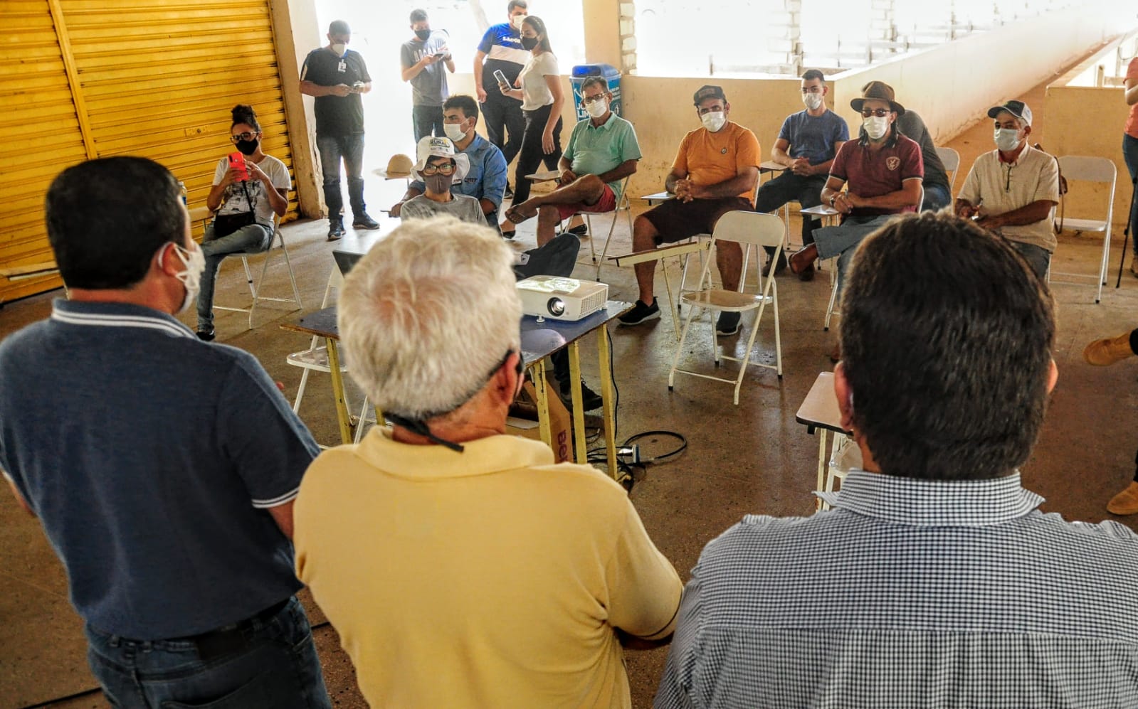 Secretaria apresenta a bovinocultores projeto sobre inseminação artificial em vacas