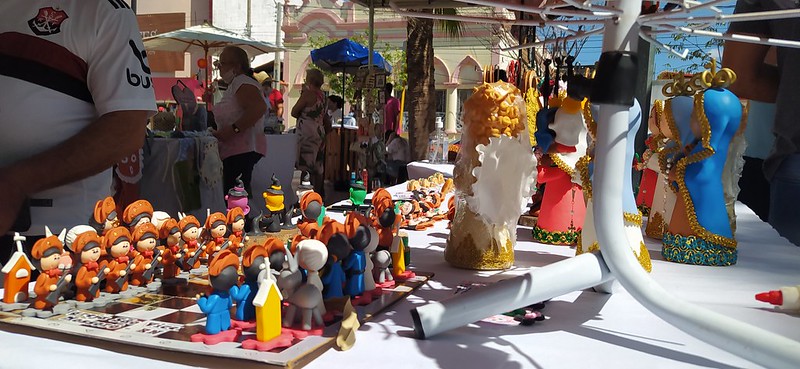 Comunidade Senegal recebe curso de artesanato em biscuit