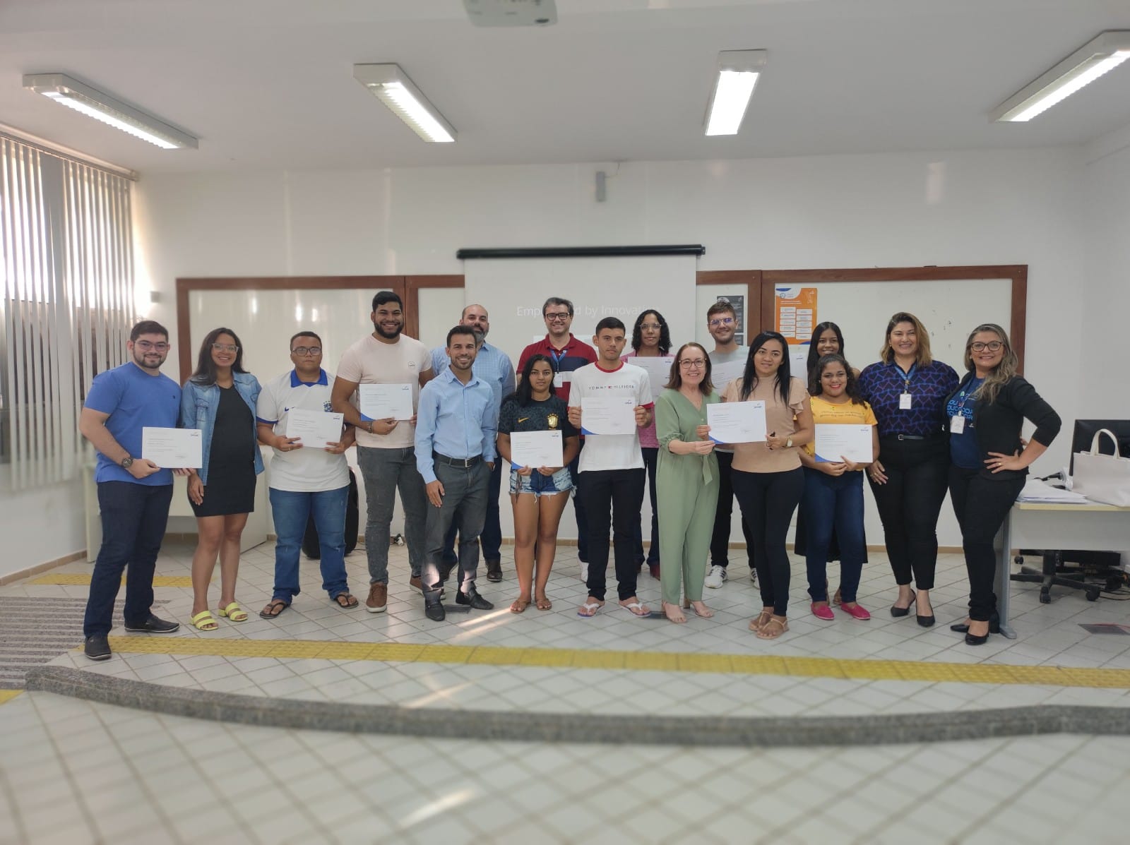 Alunos do programa “Estação Juventude” recebem diploma de conclusão de curso