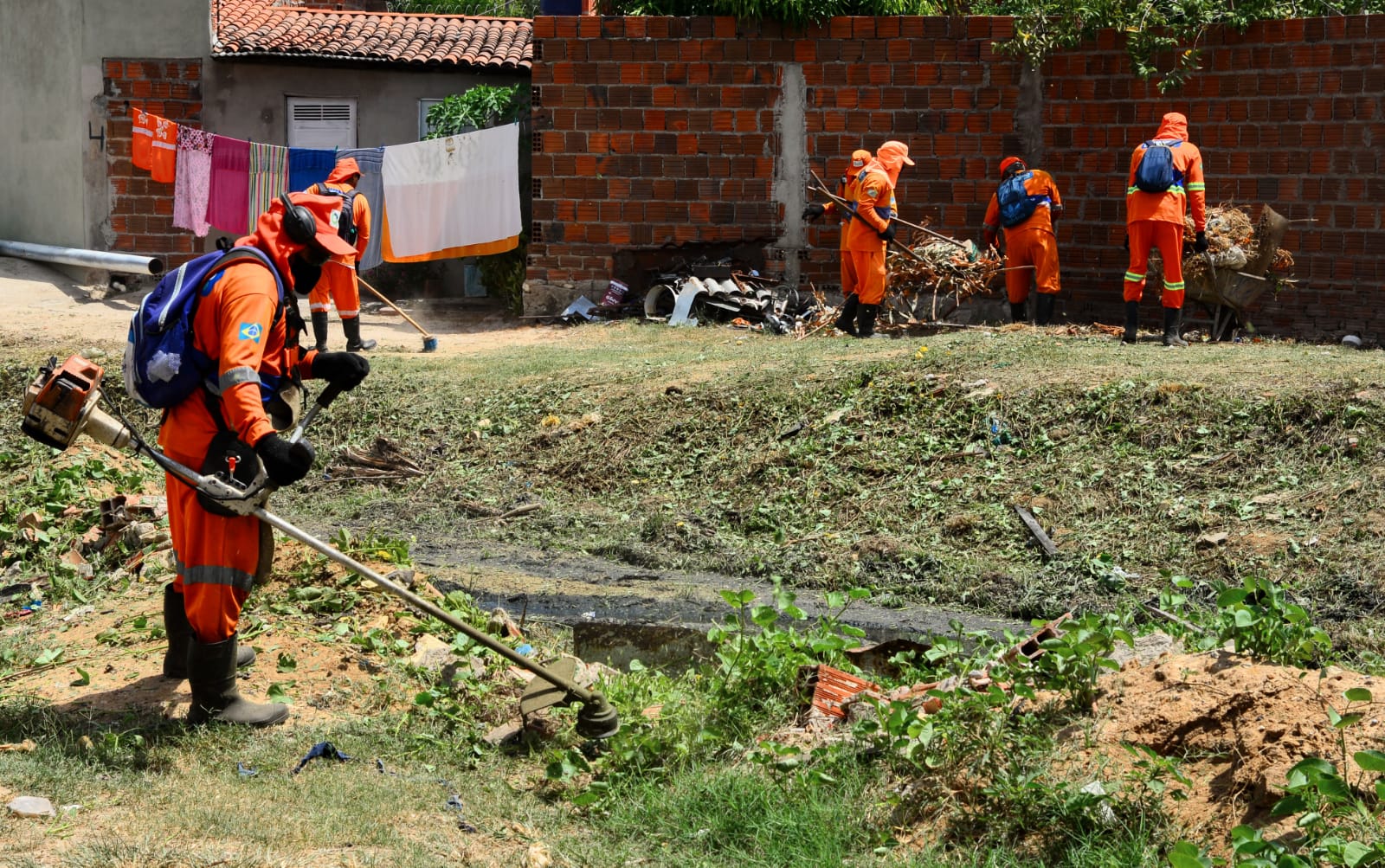 Prefeitura intensifica trabalho de limpeza de canais, córregos e galerias