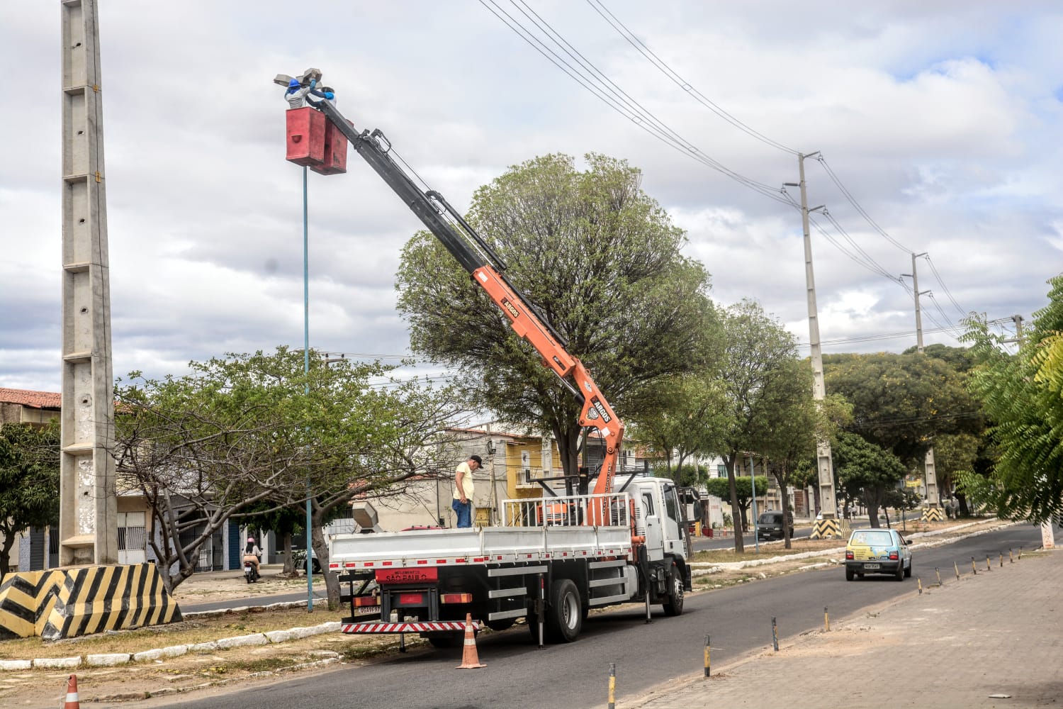 Avenida Abel Coelho recebe lâmpadas de LED por meio do programa “Mossoró Iluminada”