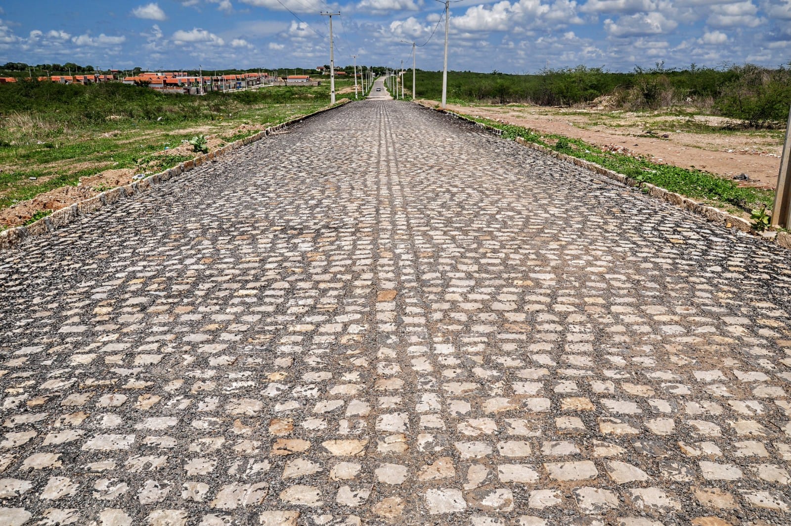 Secretaria de Infraestrutura recupera estrada de acesso ao conjunto Odete Rosado