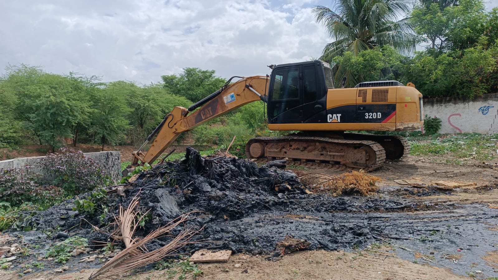 Canal da Pousada dos Thermas passa por serviço de limpeza