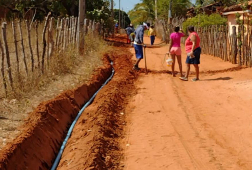 Adutora é construída na Vila Vintém e beneficiará em torno de 20 famílias