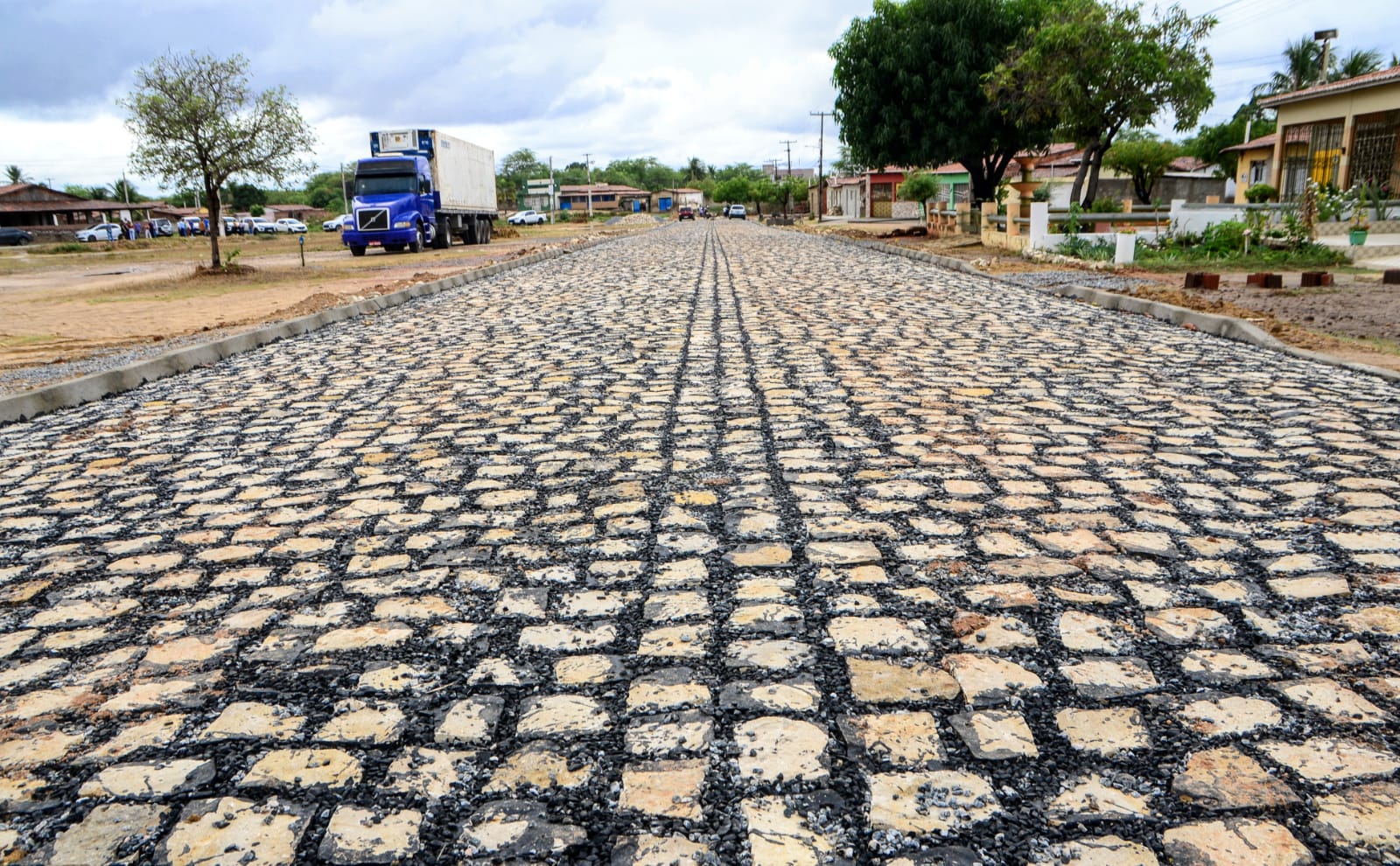 Pavimentação da rua Antônio Geraldo de Medeiros, no bairro Bom Jesus, está em fase de conclusão