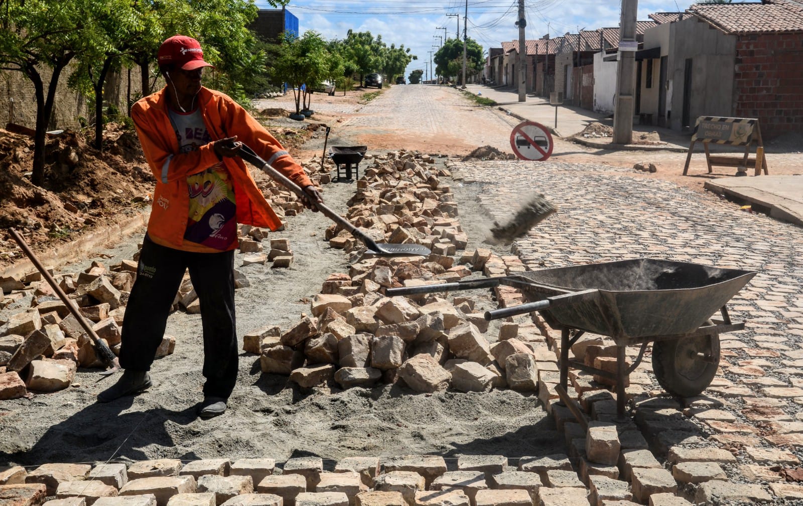 Operação tapa-buracos é realizada em ruas do conjunto Jardim das Palmeiras