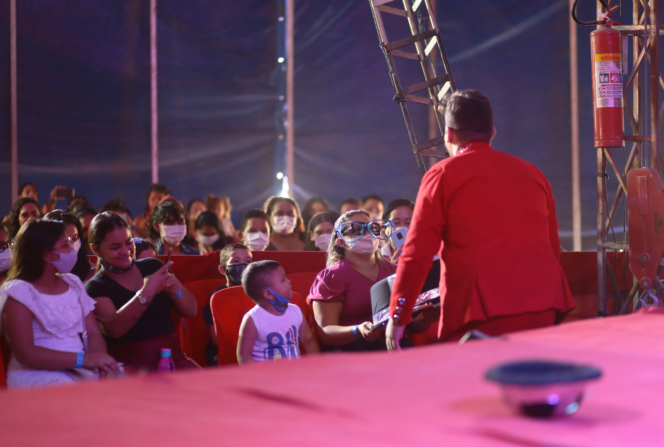 Crianças assistidas pelos equipamentos sociais têm tarde de diversão no circo