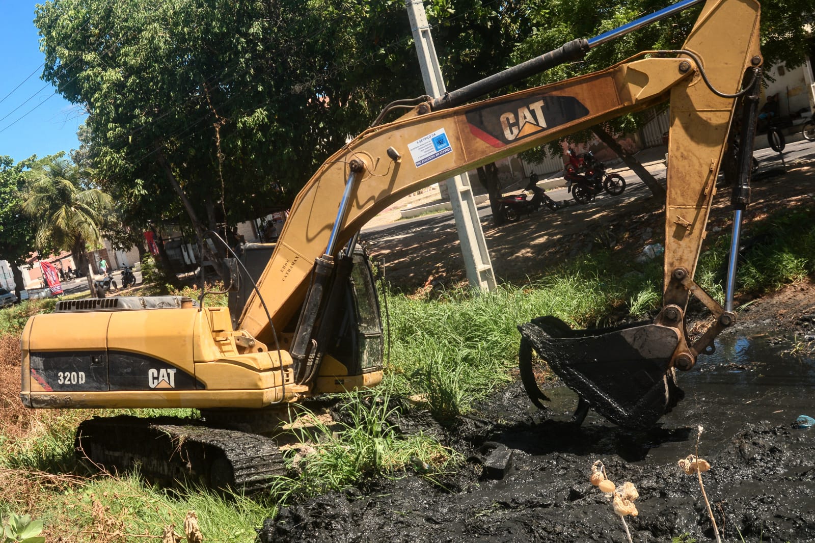 Canal do bairro Dom Jaime Câmara recebe serviço de limpeza