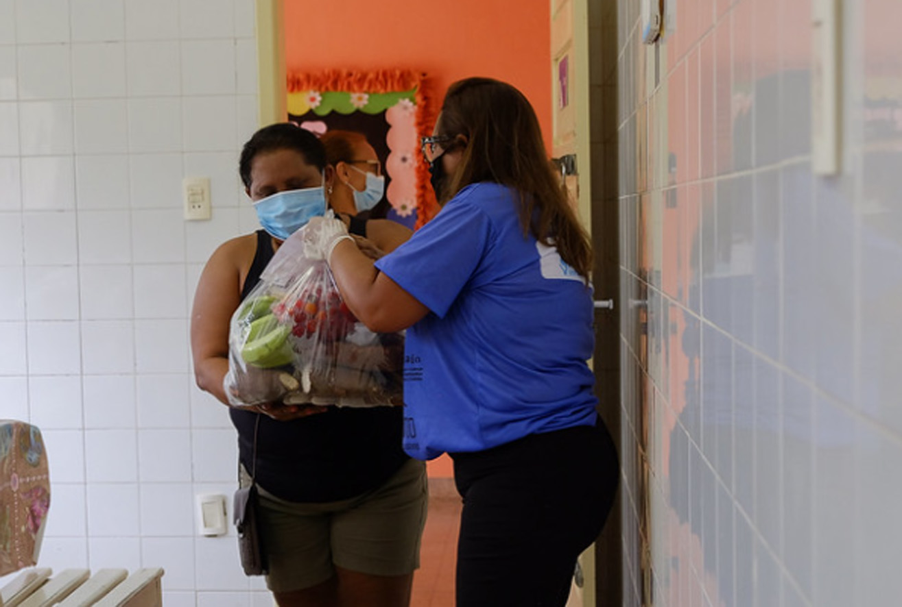 Quase 300 famílias assistidas por quatro CRAS recebem kits da agricultura familiar