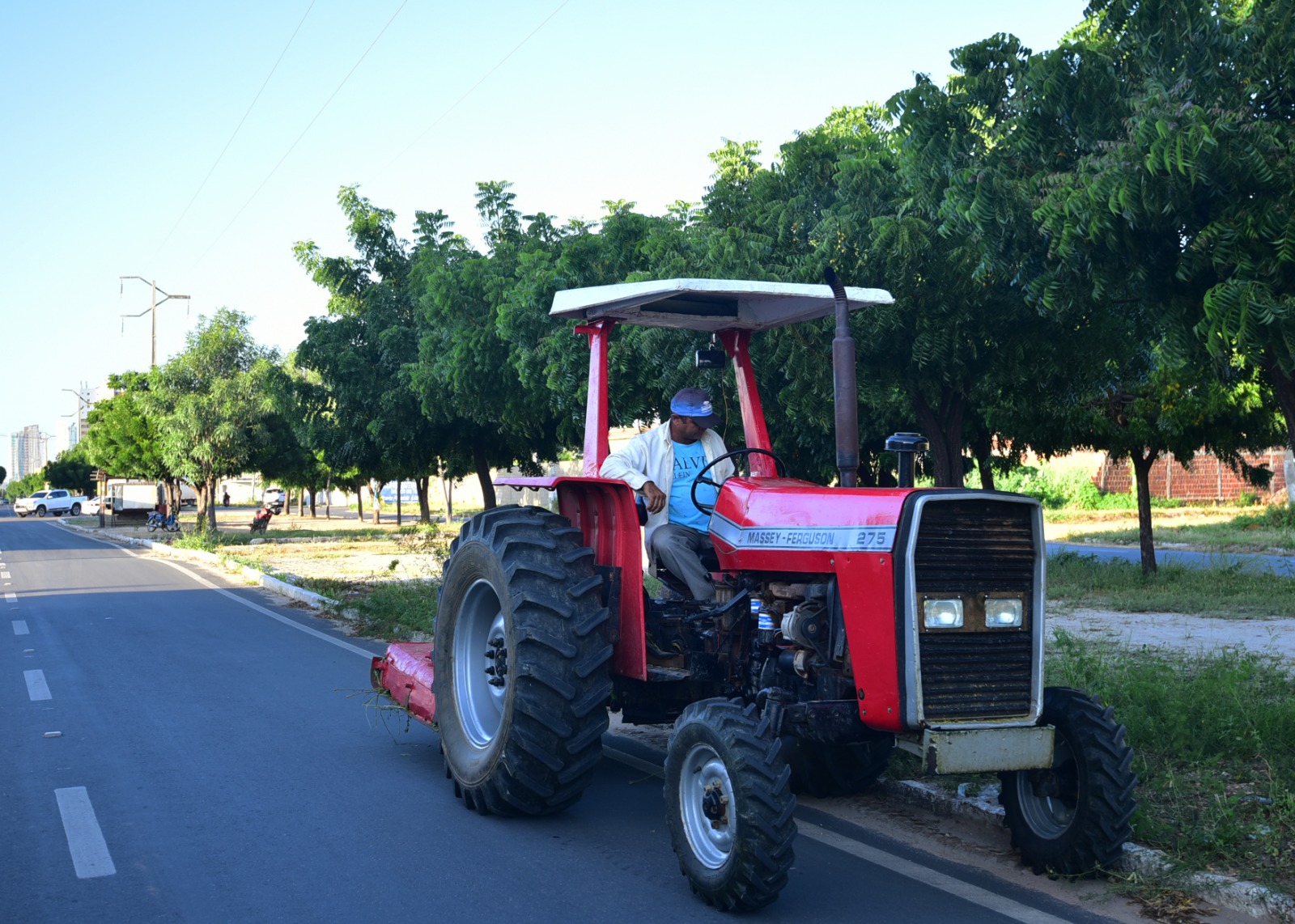 Prefeitura realiza mutirão de limpeza em vários pontos da cidade