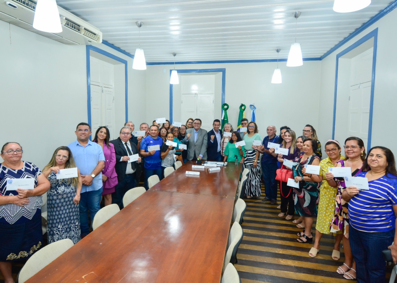 Prefeitura de Mossoró entrega portarias de aposentadorias e pensões a servidores municipais