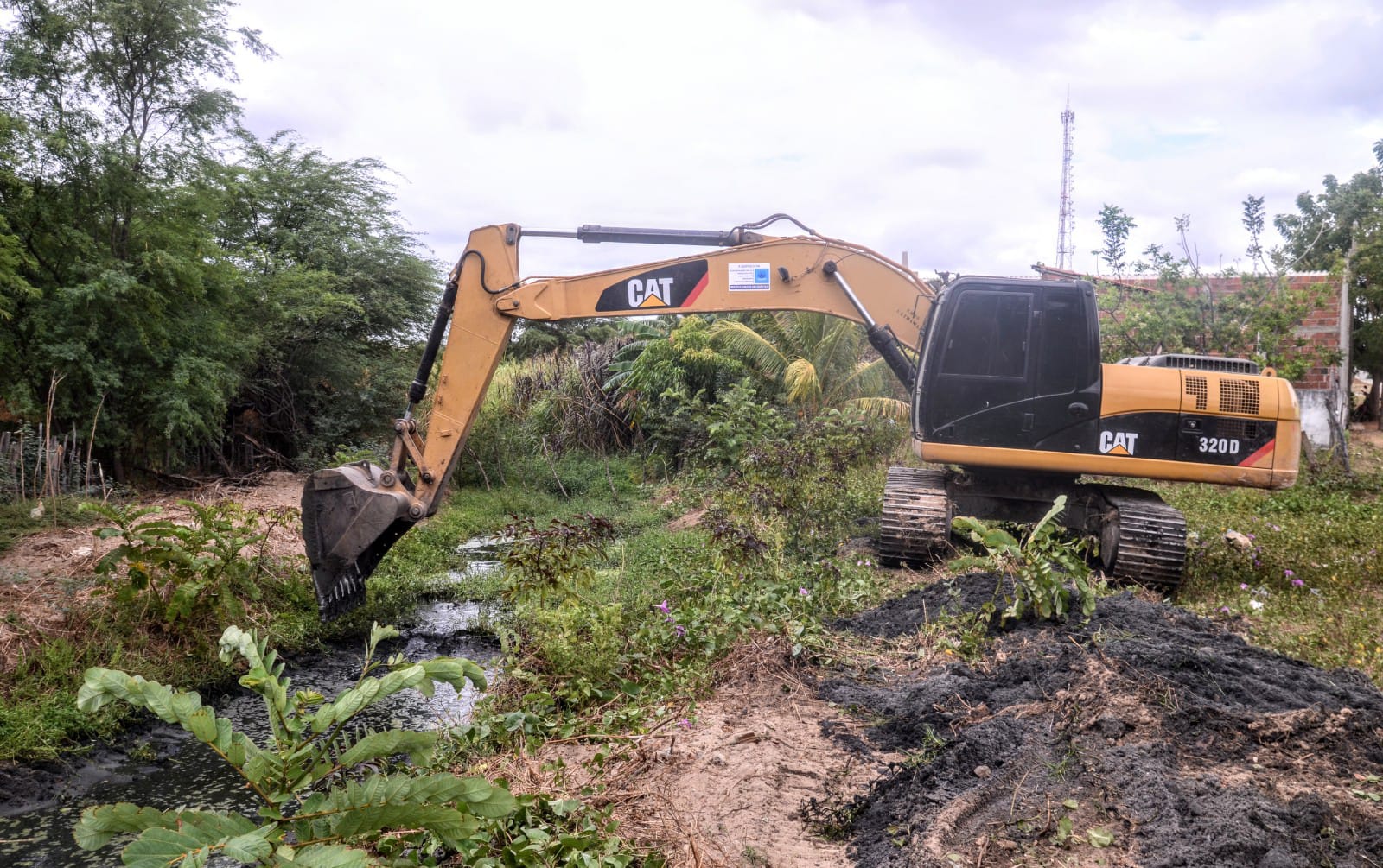 Mutirão de limpeza da Prefeitura de Mossoró contempla canal na comunidade Teimosos