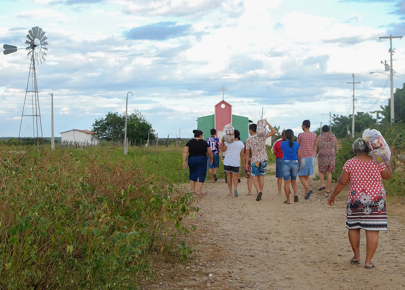 Famílias da zona rural recebem alimentos da campanha Vacina Solidária