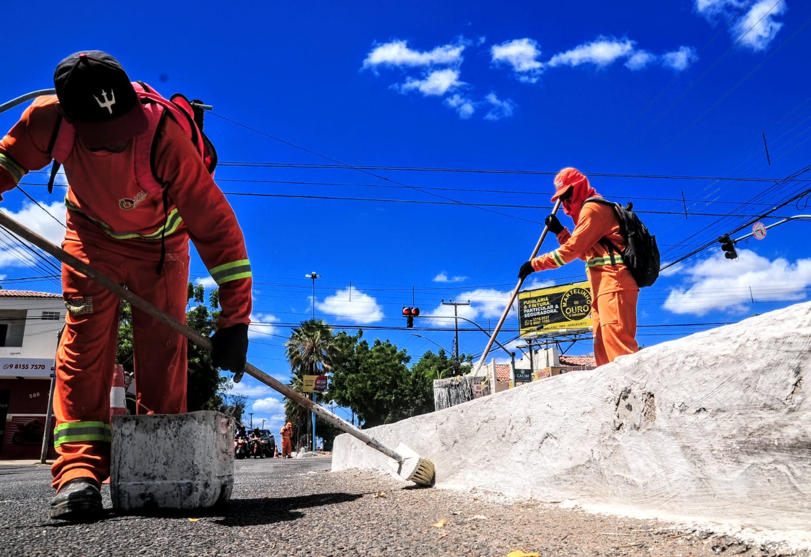 “Mossoró Limpa” promove pintura de meio-fio em canteiros da avenida Alberto Maranhão