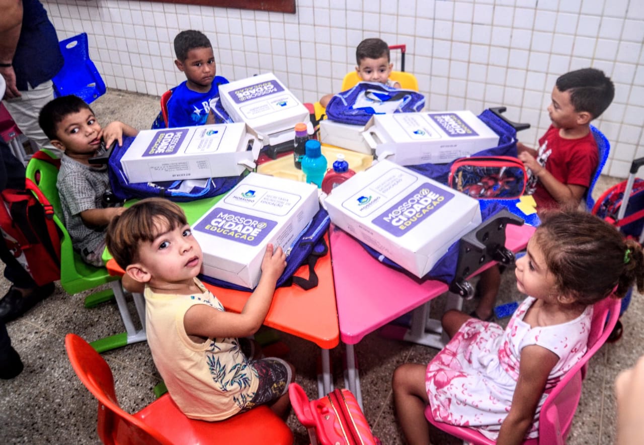 Prefeitura entrega kits de material escolar e de fardamento a alunos da comunidade Jucuri